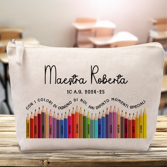 Pochette pastelli maestra con nomi bambini